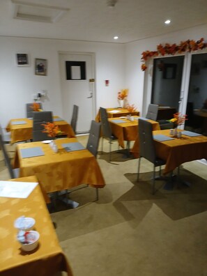 Chambre, 4 chambres, fumeurs, patio | Salle à manger