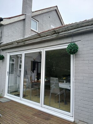 Zimmer, 4 Schlafzimmer, Raucher, Terrasse | Speisen im Freien