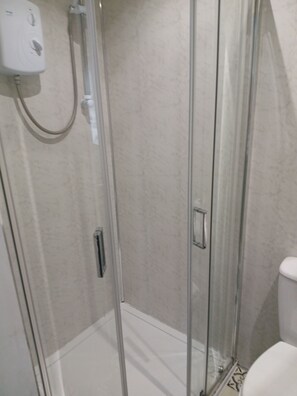 Chambre, 4 chambres, fumeurs, patio | Salle de bain