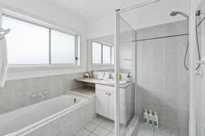 Hair dryer - Spacious Group Getaway w/ Home Office & Full A/C (Calamvale)