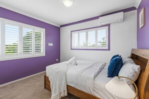 Desk, iron/ironing board, WiFi, bed sheets - Spacious Group Getaway w/ Home Office & Full A/C (Calamvale)