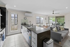 Fridge, microwave, oven, stovetop - Family-Friendly 3BR Home Near Theme Parks & Shops (Coomera)
