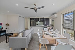 Dining - Family-Friendly 3BR Home Near Theme Parks & Shops (Coomera)