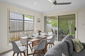 Outdoor dining - Family-Friendly 3BR Home Near Theme Parks & Shops (Coomera)