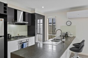 Fridge, microwave, oven, stovetop - Family-Friendly 3BR Home Near Theme Parks & Shops (Coomera)