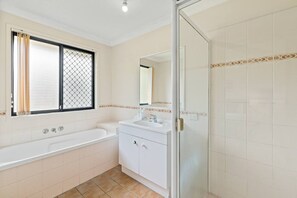 Hair dryer - Affordable Central A/C 4-Bed 2-Bath Family Home (Acacia Ridge)