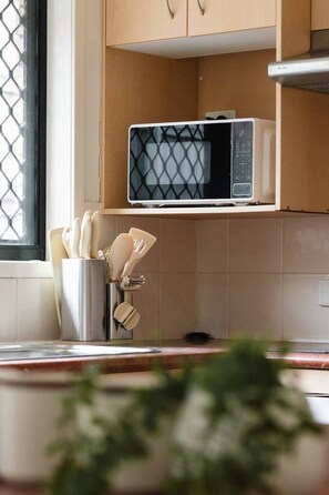 Fridge, microwave, oven, stovetop - Affordable Central A/C 4-Bed 2-Bath Family Home (Acacia Ridge)