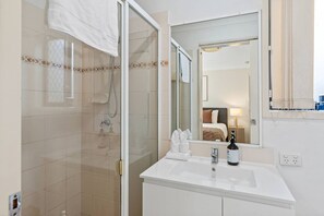 Hair dryer - Affordable Central A/C 4-Bed 2-Bath Family Home (Acacia Ridge)