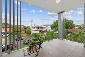 Outdoor dining - 5-Min Walk to Garden City | Premium 4BR Home (Upper Mount Gravatt)