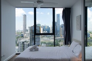 Desk, iron/ironing board, WiFi, bed sheets - City & River View High Level 2BR (South Brisbane)