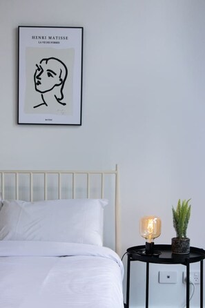 Desk, iron/ironing board, WiFi, bed sheets - City & River View High Level 2BR (South Brisbane)