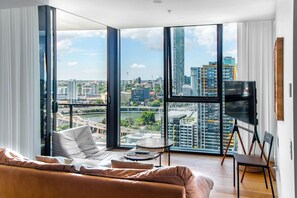 TV - City & River View High Level 2BR (South Brisbane)