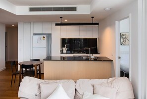 TV - City & River View High Level 2BR (South Brisbane)