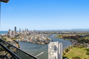 Property grounds - High-Level Ocean View 3BR / 2BA Apt | Free Parking (Southport)