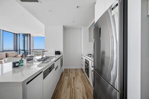 Fridge, microwave, oven, stovetop - High-Level Ocean View 3BR / 2BA Apt | Free Parking (Southport)