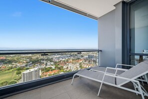 Property grounds - High-Level Ocean View 3BR / 2BA Apt | Free Parking (Southport)