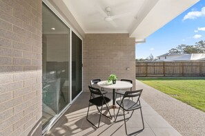 Outdoor dining - Relaxing 4BR Home|Quiet & Spacious|Family & Groups (Pallara)