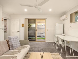 Living area - Affordable One-bedroom Stay With No Hassle (Regents Park)