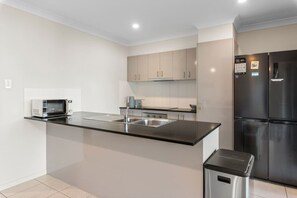 Fridge, microwave, oven, stovetop - 4BR Family Retreat | AC Throughout & Spacious (Park Ridge)