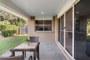 Outdoor dining - 4BR Family Retreat | AC Throughout & Spacious (Park Ridge)