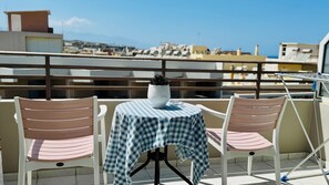 Outdoor dining - Cozy 1-bedroom apartment in the front of Rethymno's beach (Rethymno)