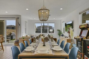 Dining - Sunset by the Lake · Heated Pool, Spa & Arcade (Indio)