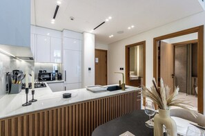 Fridge, microwave, oven, stovetop - Elegant 1BR with Balcony & Skyline Views (Dubai)
