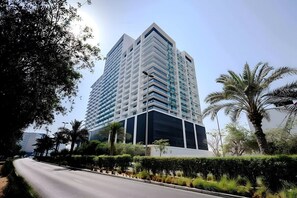 Exterior - Elegant 1BR with Balcony & Skyline Views (Dubai)