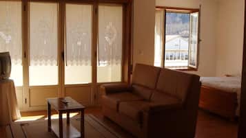 Standard Apartment, City View | Living area