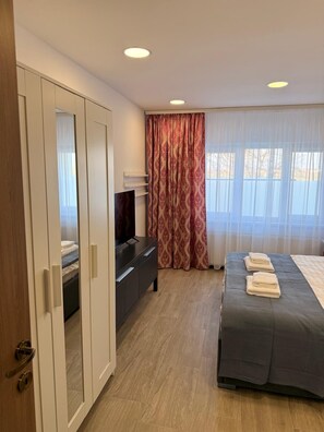 1 habitación, tabla de planchar con plancha, wifi y ropa de cama 