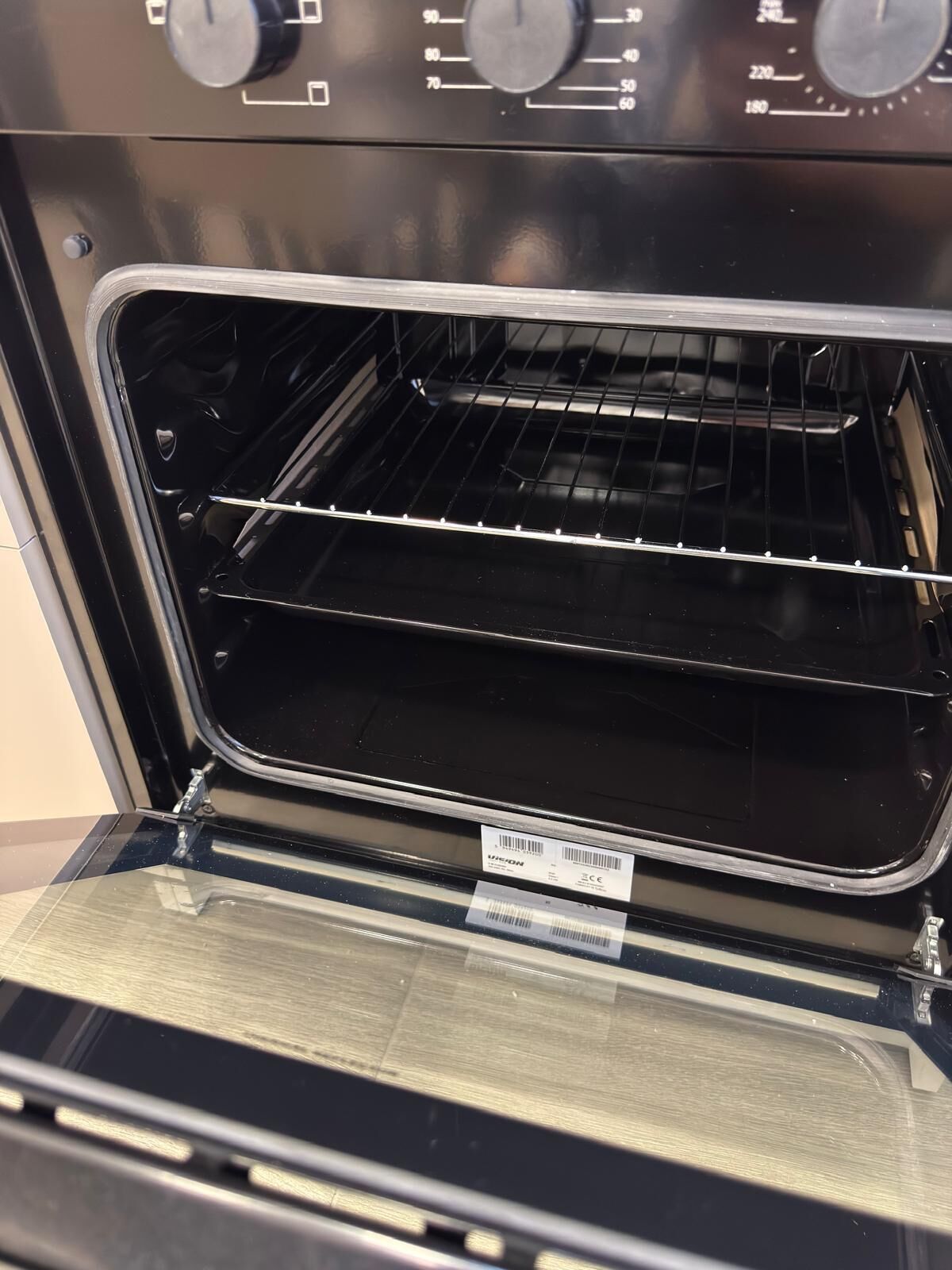 Forno vuoto con pannello di controllo ed etichetta.