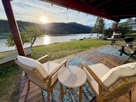 Outdoor dining. Charming Lake House