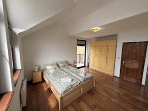 4 bedrooms, iron/ironing board, WiFi, bed sheets