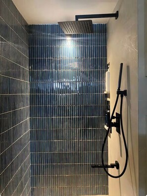 Shower, hair dryer, bidet, towels - 2-bedroom condo in brilliant Pasig with cool AC, Pool and gym access included. (Pasig)