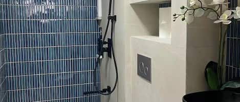 Shower, hair dryer, bidet, towels