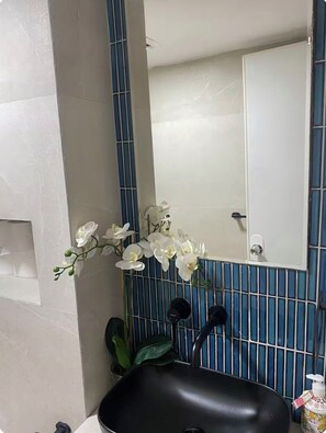 Shower, hair dryer, bidet, towels - 2-bedroom condo in brilliant Pasig with cool AC, Pool and gym access included. (Pasig)