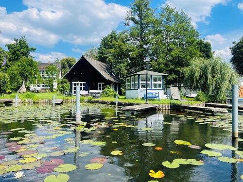 Beautiful 3-bedroom bungalow in the lake