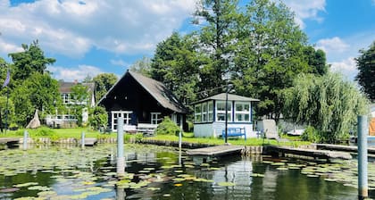 Beautiful 3-bedroom bungalow in the lake