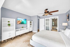 Tabla de planchar con plancha, internet y ropa de cama