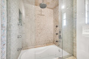 Haartrockner, Handtücher, Seife, Toilettenpapier