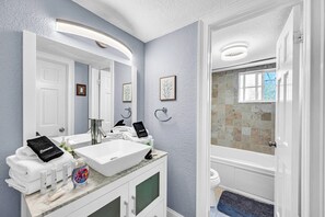 ヘアドライヤー、タオル、石鹸、トイレットペーパー