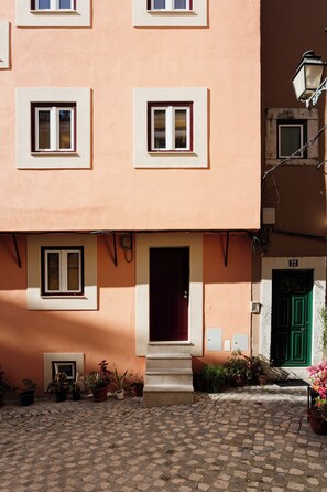 Front of property - Graça Gate | Mouraria Duplex (Lisbon)