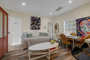 Comfort Double Room, Garden View | In-room dining - Central Oasis Free Parking (Miami)