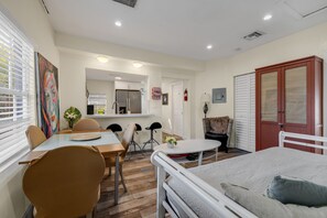 Dining - Central Oasis Free Parking (North Miami)