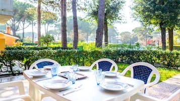 Villa, 2 Bedrooms, Balcony, Garden View | Outdoor dining