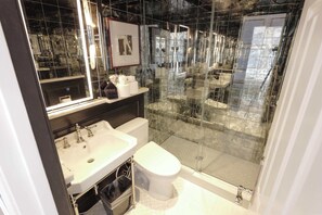 Douche, sèche-cheveux, serviettes fournies, shampoing