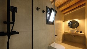 Une salle de bain moderne équipée d’une douche, de toilettes et d’un lavabo.