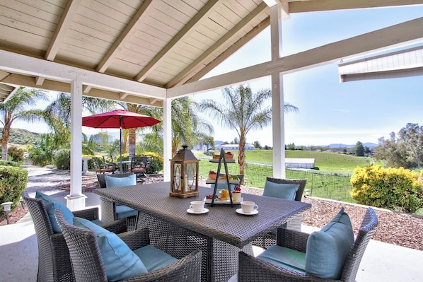 Outdoor dining - Delgado way- Charming home on 3 acres w/ Vineyards (Temecula)