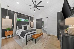 Room - Pickleball Cabin Retreat + Hot Tub + Top Spot + Game On (McCurtain County)