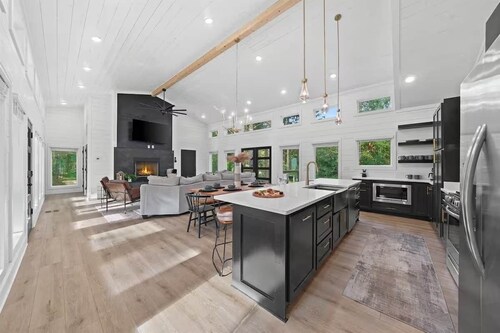 Lighted Pickleball+Basketball Court•Hot Tub•Huge Deck w/TVs•Luxury in Hochatown